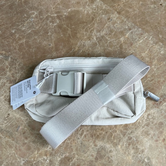 🤍Lululemon Everywhere Belt Bag-White Opal - Picture 4 of 4